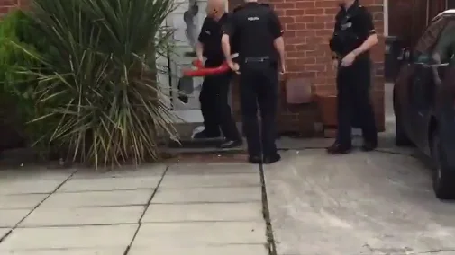 La policía entrando en la casa