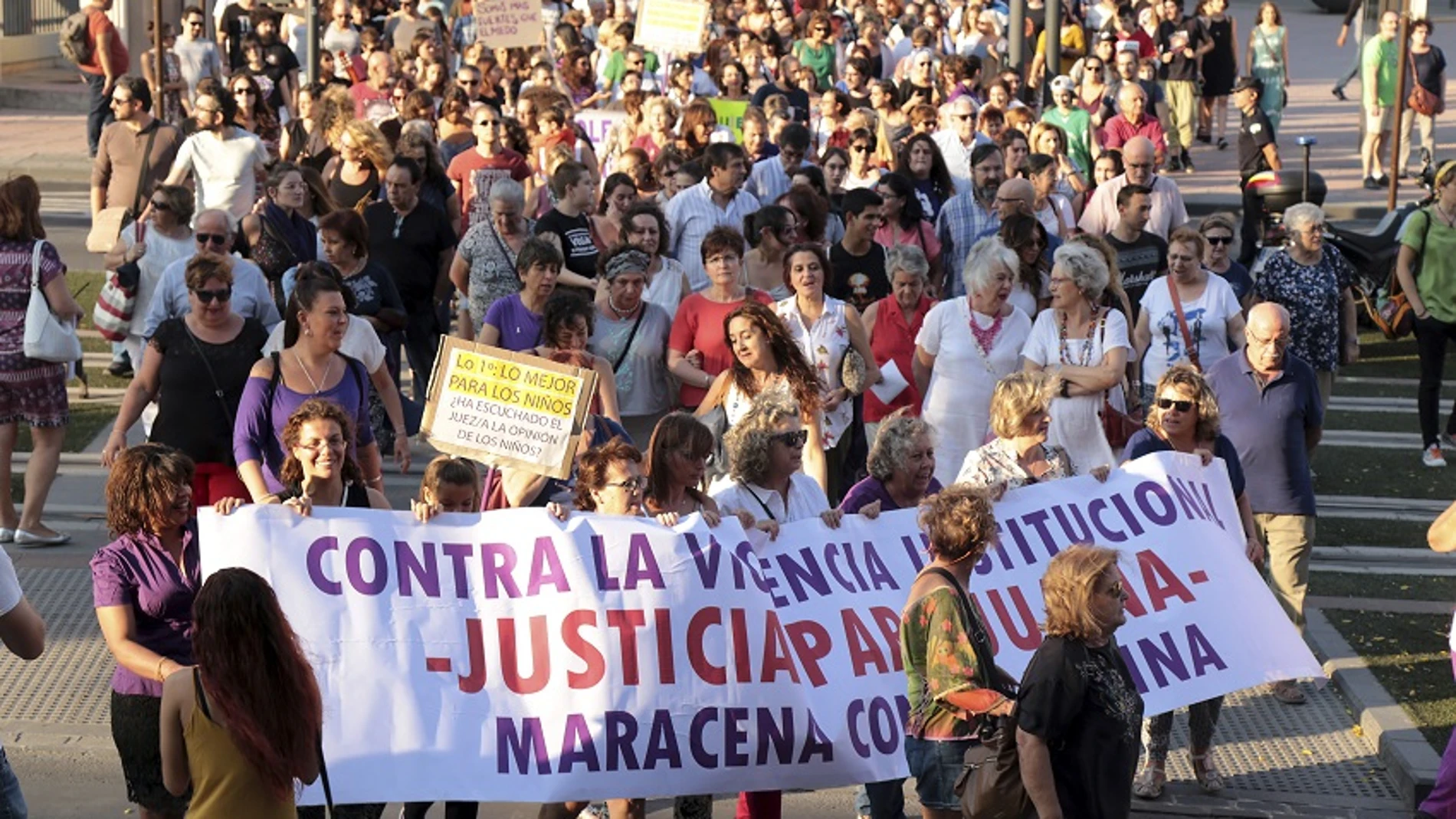 Numerosos manifestantes convocados por varias plataformas feministas de Granada y de toda España recorren las calles de Granada en apoyo a Juana Rivas y las víctimas de violencia de género