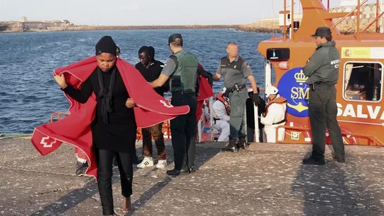 La Guardia Civil traslada a los migrantes La Guardia Civil traslada a los migrantes