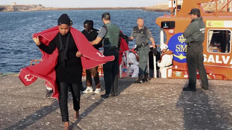 La Guardia Civil traslada a los migrantes