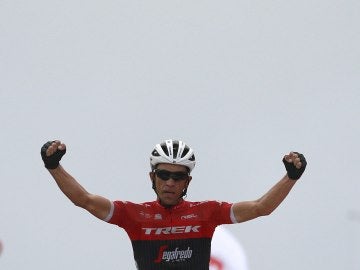 Alberto Contador celebra su victoria en L'Angliru Alberto Contador celebra su victoria en L'Angliru