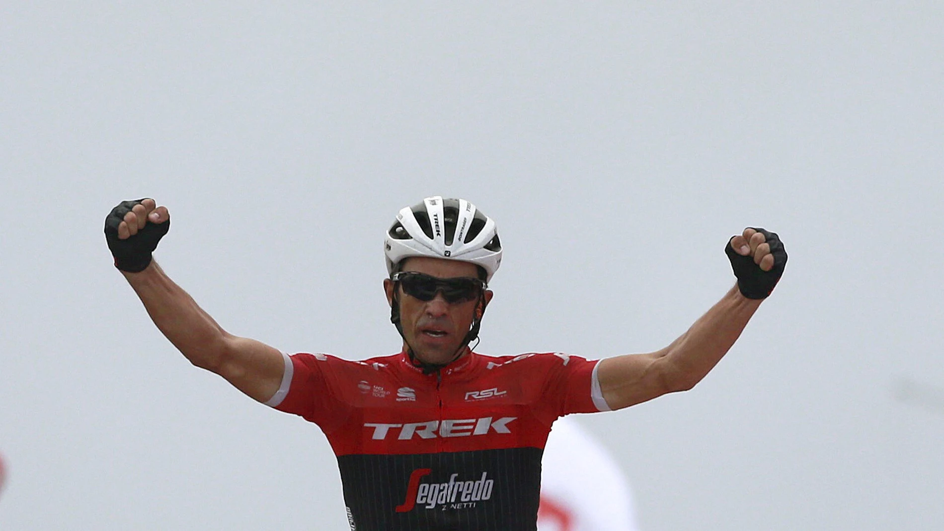 Alberto Contador celebra su victoria en L'Angliru