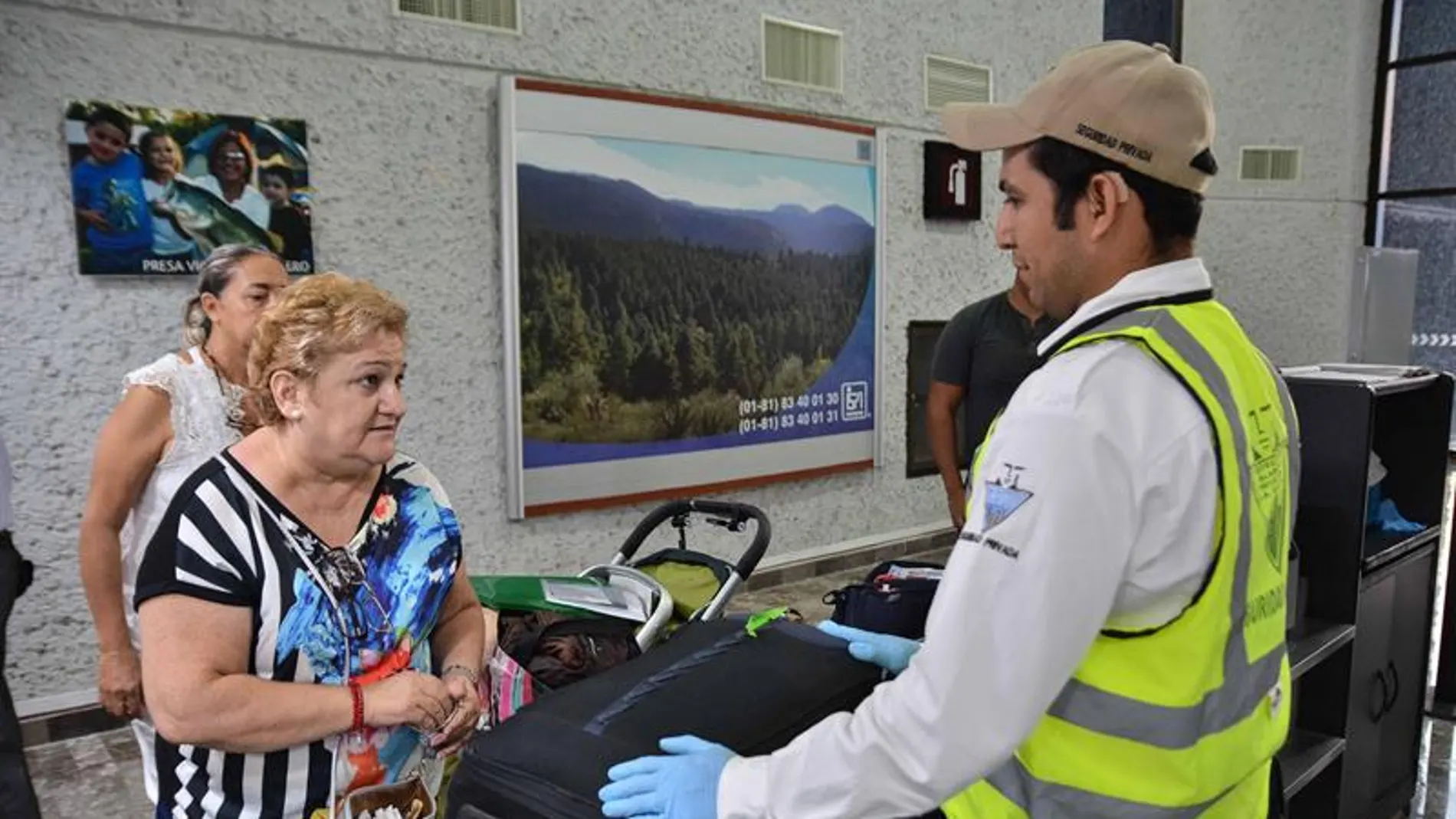 La madre de Pilar Garrido, en el aeropuerto.