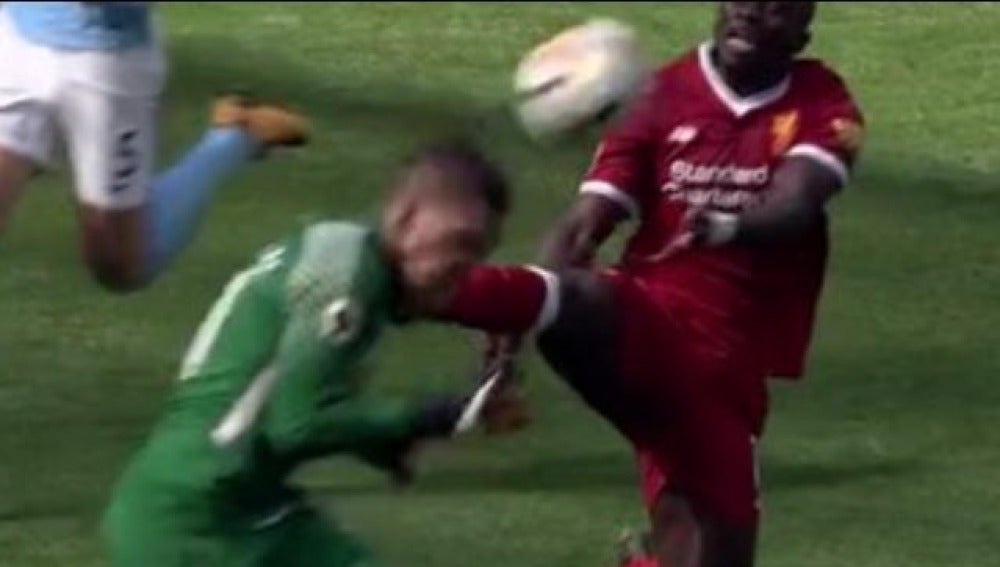 Patada en la cabeza de Mané a Ederson