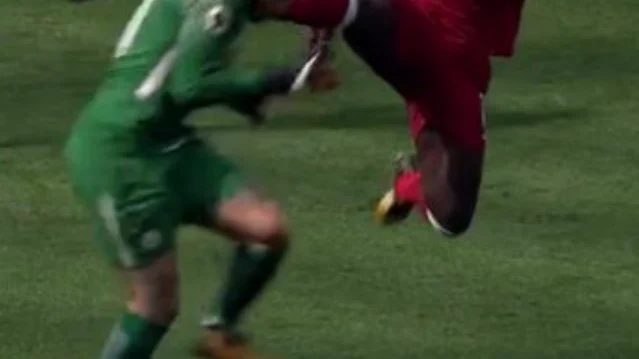 Patada en la cabeza de Mané a Ederson
