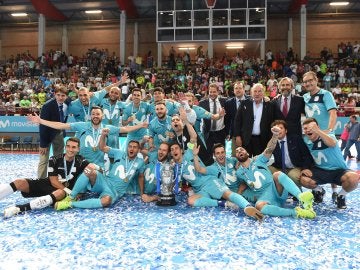El Inter Movistar celebra su triunfo en la Supercopa de España El Inter Movistar celebra su triunfo en la Supercopa de España