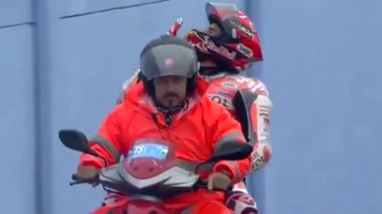 Marc Márquez lanza besos Marc Márquez lanza besos