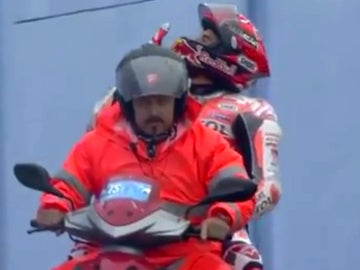 Marc M&aacute;rquez lanza besos