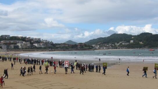 La cadena humana en la playa de la Concha