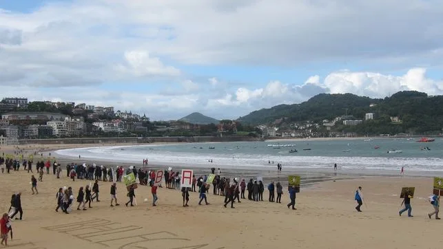 La cadena humana en la playa de la Concha