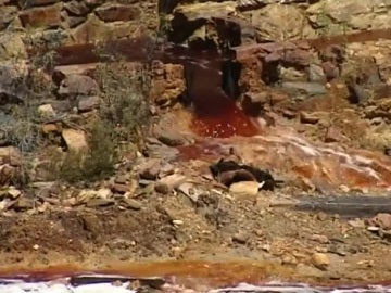 Vertido de agua tóxica en el río Odiel Vertido de agua tóxica en el río Odiel