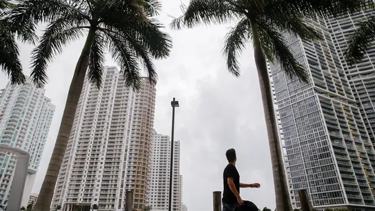 Un hombre camina por Miami antes de la llegada de Irma Un hombre camina por Miami antes de la llegada de Irma