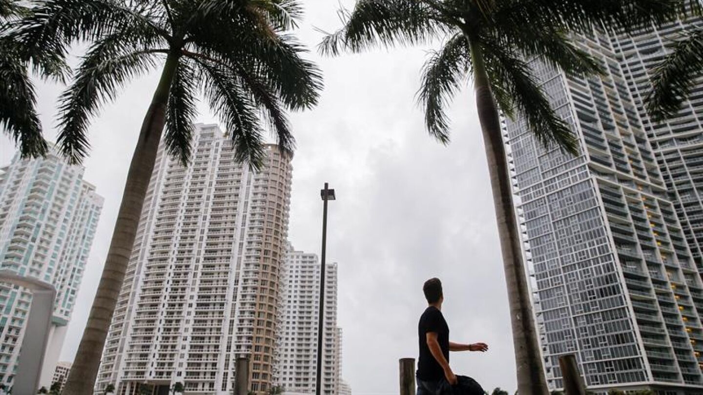 Un hombre camina por Miami antes de la llegada de Irma