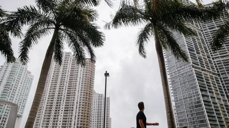 Un hombre camina por Miami antes de la llegada de Irma