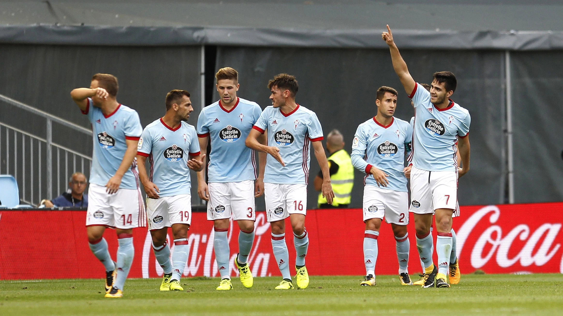 Los jugadores del Celta celebran el gol de Maxi Gómez ante el Alavés