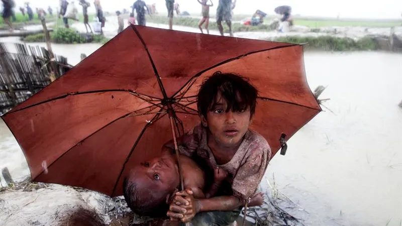 Dos niños rohinyás se refugian de la lluvia