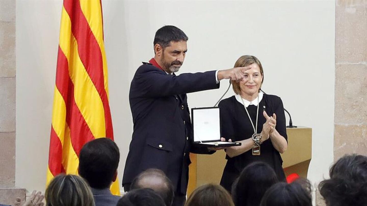 El major de los Mossos d'Esquadra, Josep Llu&iacute;s Trapero, junto a Carme Forcadell
