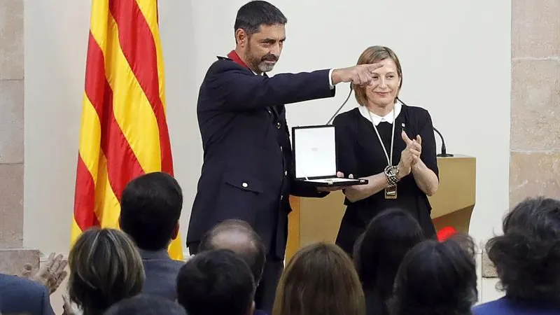 El major de los Mossos d'Esquadra, Josep Lluís Trapero, junto a Carme Forcadell