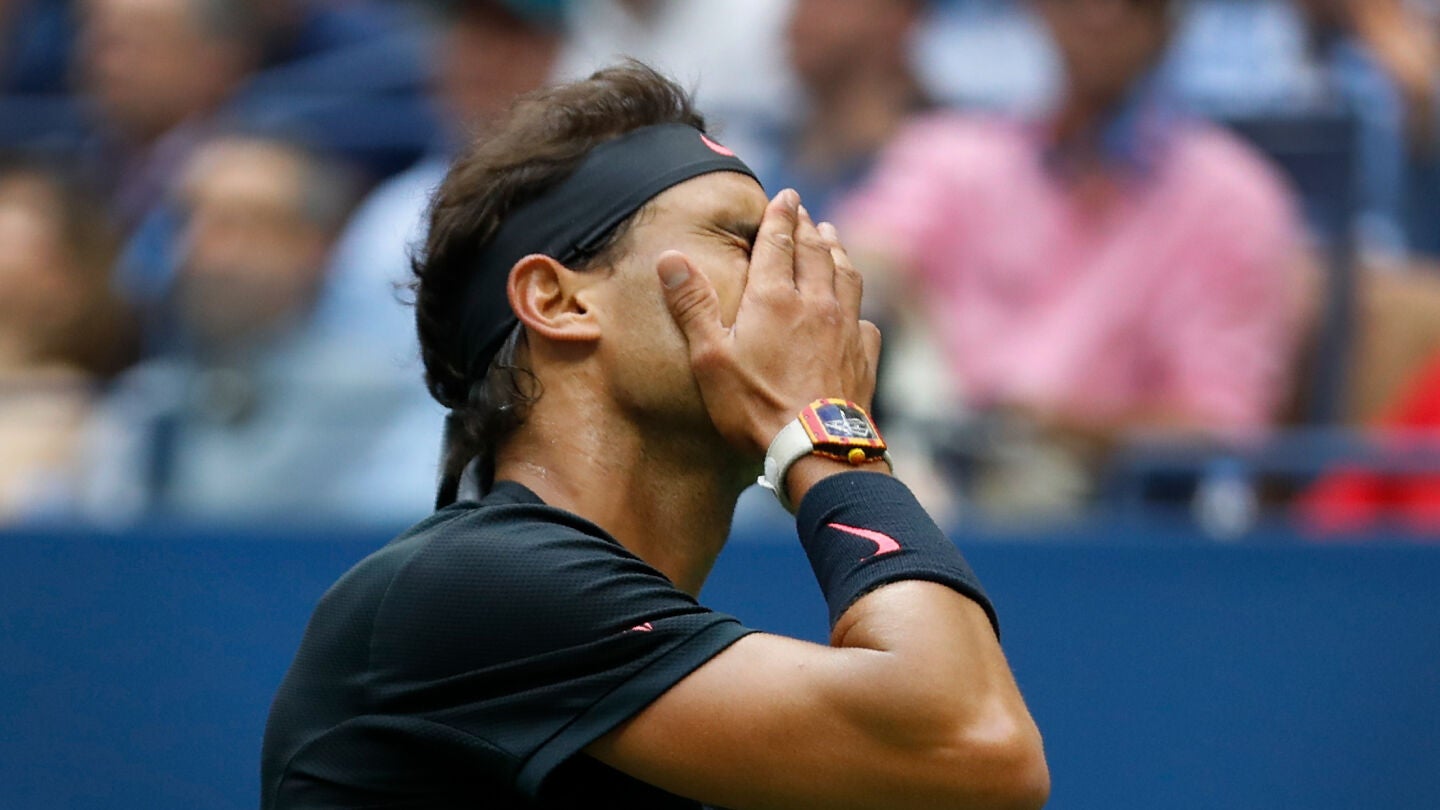 Rafa Nadal se echa la mano a la cara en la final del US Open