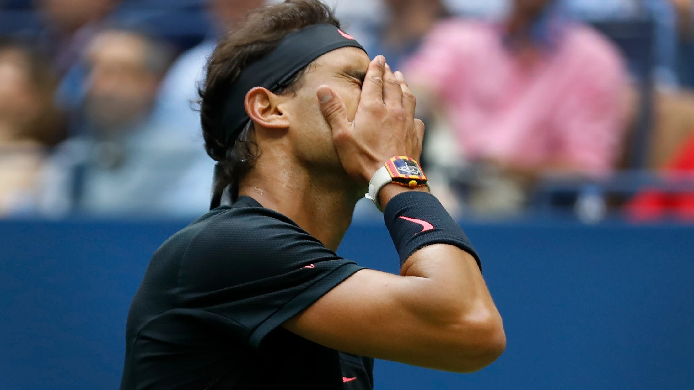 Rafa Nadal se echa la mano a la cara en la final del US Open