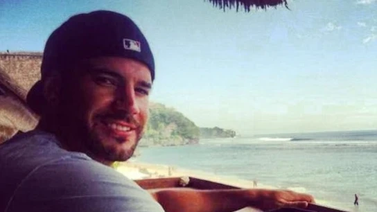 Un hombre le corta los pies a su mujer delante de sus hijos en Bali Un hombre le corta los pies a su mujer delante de sus hijos en Bali
