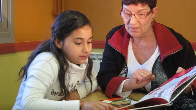 Las mujeres trabajan 1,1 horas más al día que los hombres en España