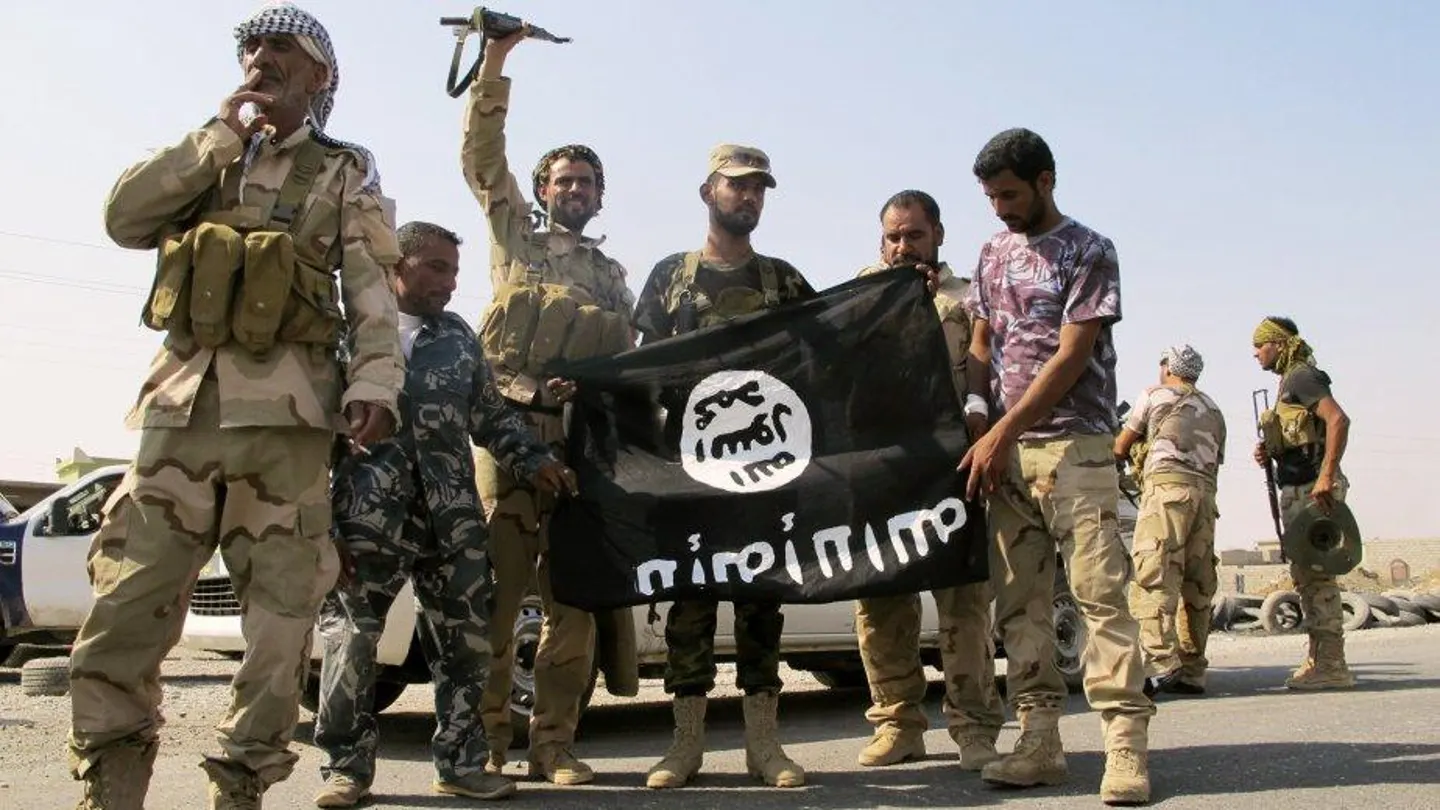Unos soldados de Daesh exhiben su bandera Unos soldados de Daesh exhiben su bandera