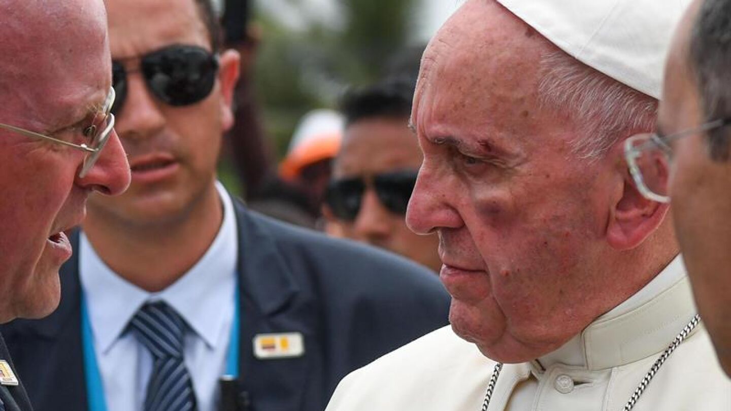 El papa Francisco tras golpearse con el papam&oacute;vil