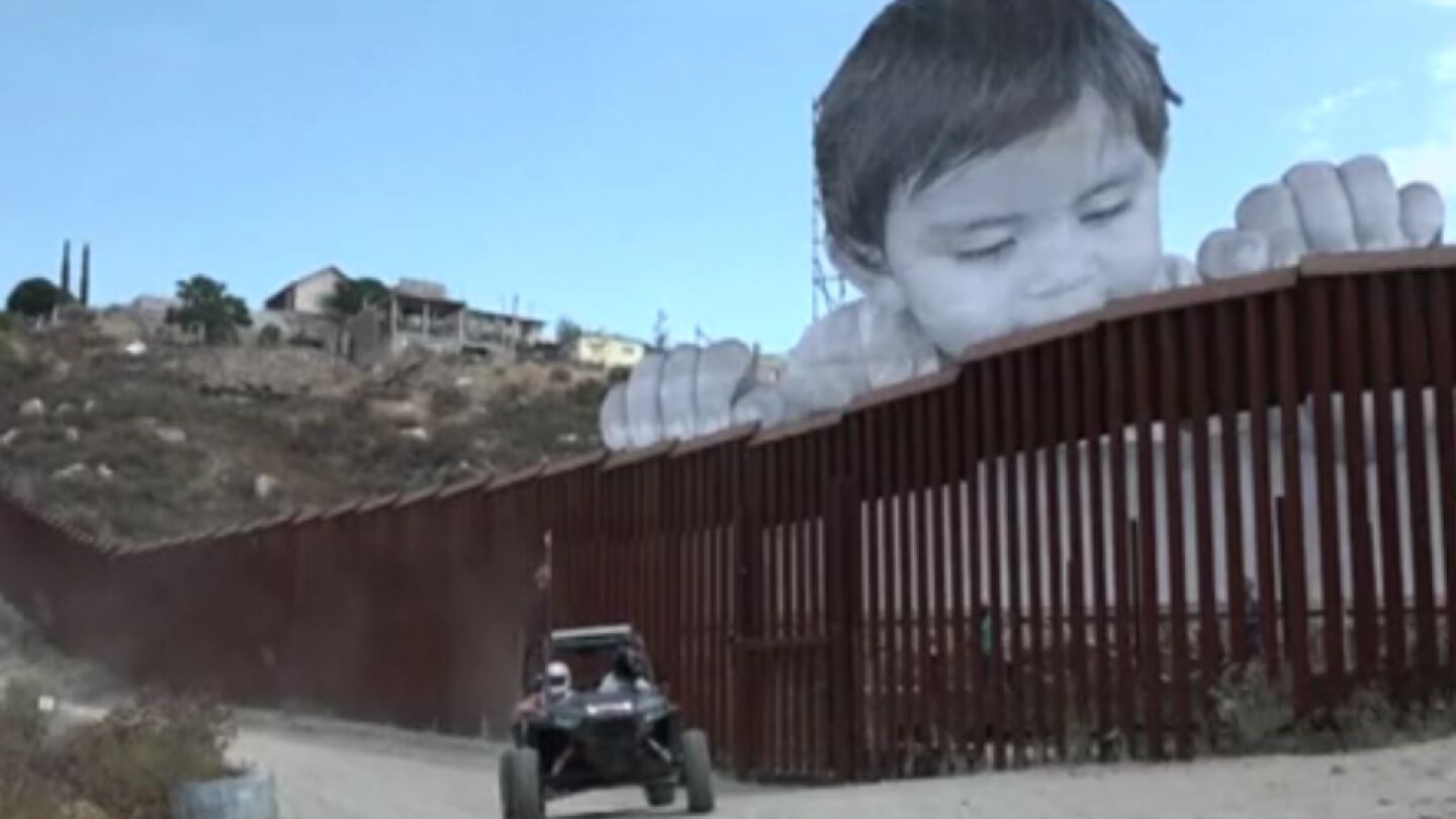 Reivindicativo mural de un ni&ntilde;o de 21 metros de altura en la frontera entre M&eacute;xico y EEUU