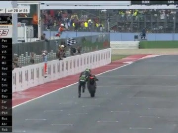 Zarco cruzando la meta a pie Zarco cruzando la meta a pie