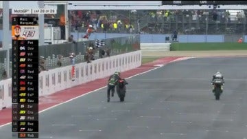 Zarco cruzando la meta a pie