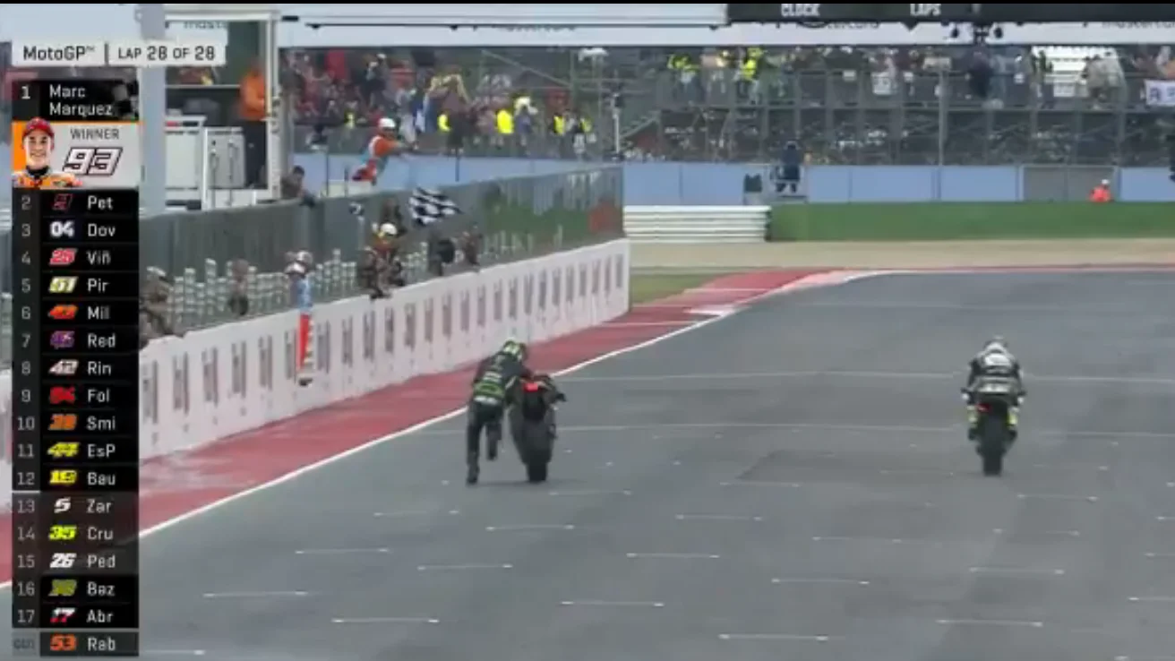 Zarco cruzando la meta a pie
