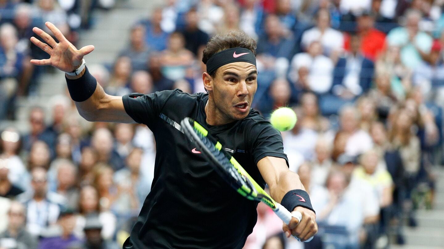 Rafa Nadal corta la bola de rev&eacute;s en la final del US Open