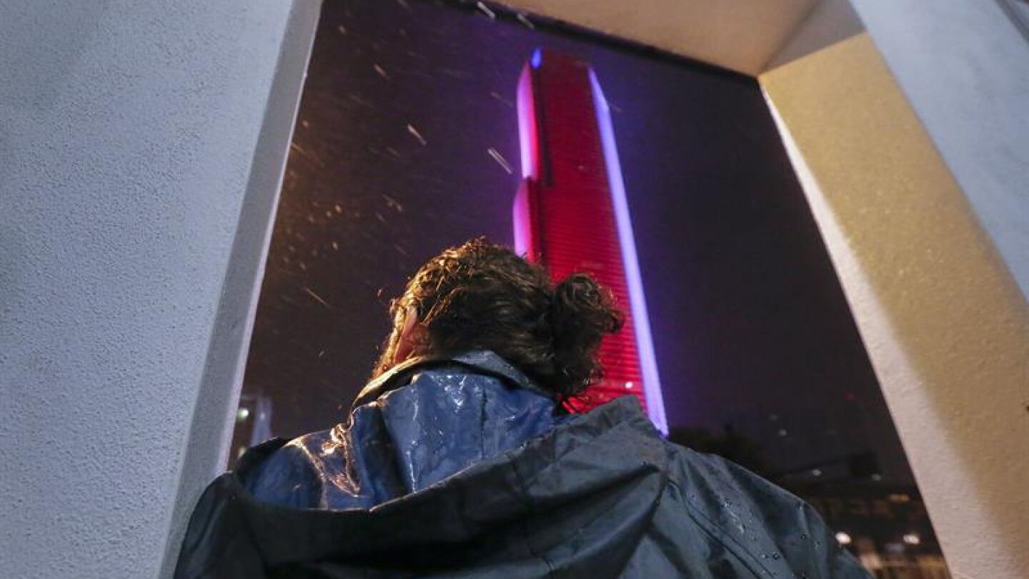 Un hombre observa el efecto del hurac&aacute;n Irma