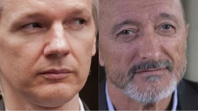 Julian Assange y Arturo Pérez-Reverte se enfrentan en Twitter