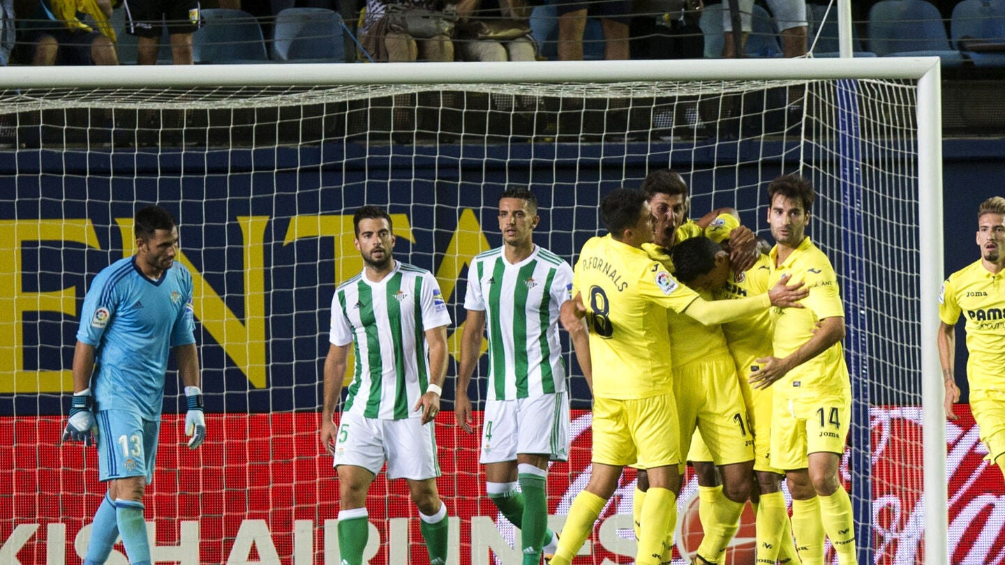 Los jugadores del Villarreal celebran el gol de Bacca contra el Betis