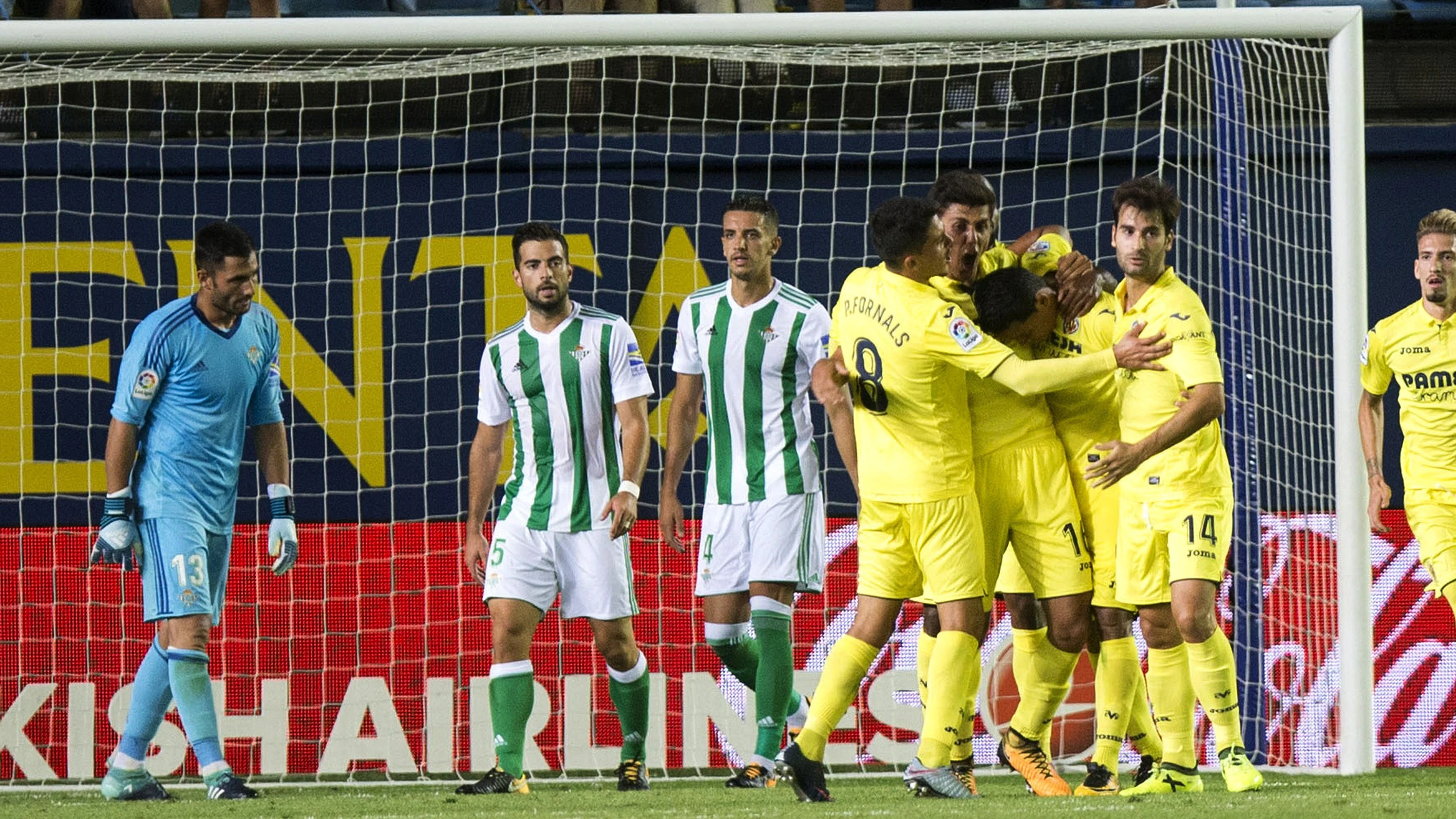 Los jugadores del Villarreal celebran el gol de Bacca contra el Betis