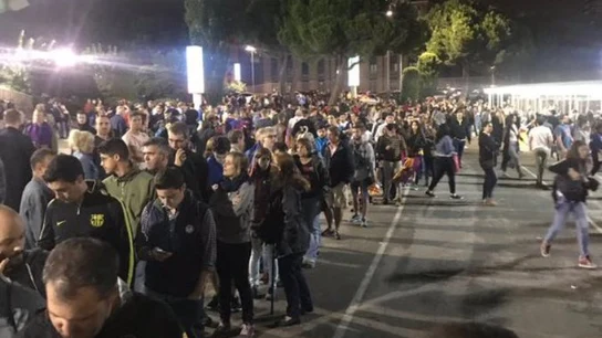 Aficionados votando por la censura de Bartomeu Aficionados votando por la censura de Bartomeu