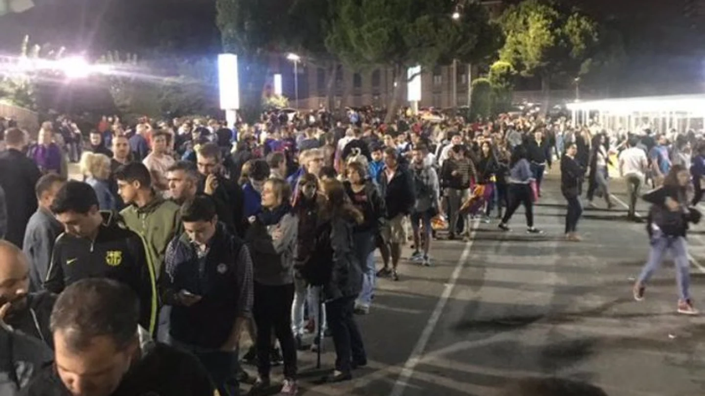 Aficionados votando por la censura de Bartomeu Aficionados votando por la censura de Bartomeu
