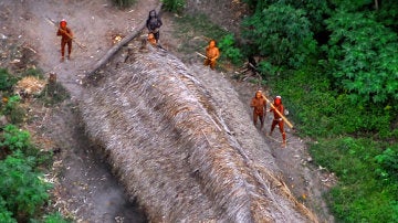 Miembros de una tribu aislada en Brasil.