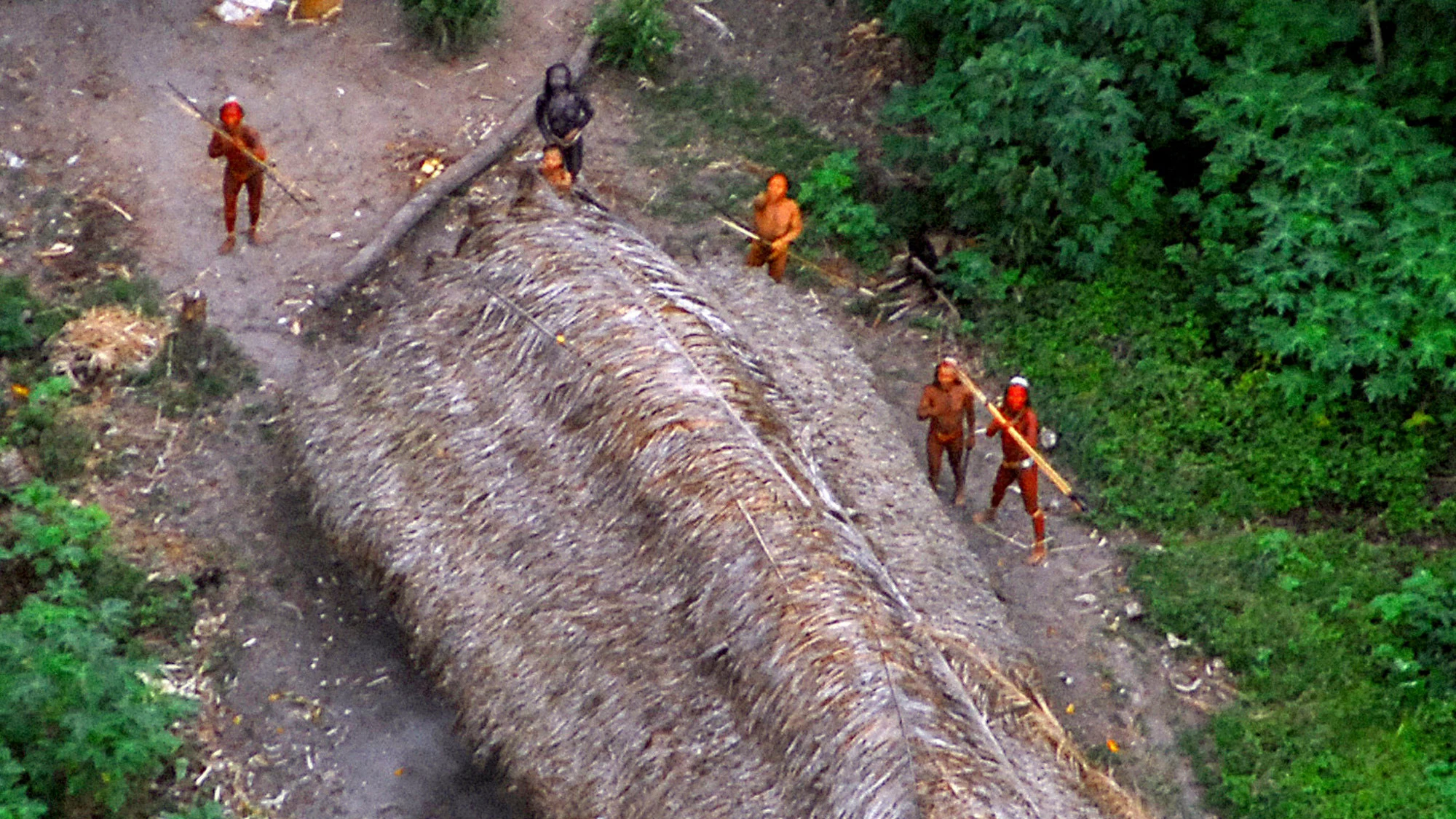 Miembros de una tribu aislada en Brasil.