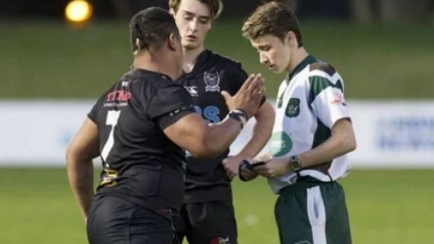 Un jugador de rugby agrede a un árbitro en una final sub 19