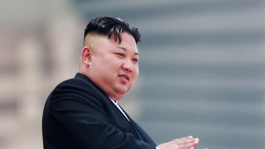 Fotografía de archivo que muestra al líder norcoreano Kim Jong-un mientras aplaude desde un balcón durante un desfile Fotografía de archivo que muestra al líder norcoreano Kim Jong-un mientras aplaude desde un balcón durante un desfile