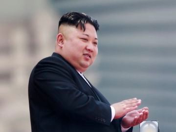 Fotografía de archivo que muestra al líder norcoreano Kim Jong-un mientras aplaude desde un balcón durante un desfile Fotografía de archivo que muestra al líder norcoreano Kim Jong-un mientras aplaude desde un balcón durante un desfile