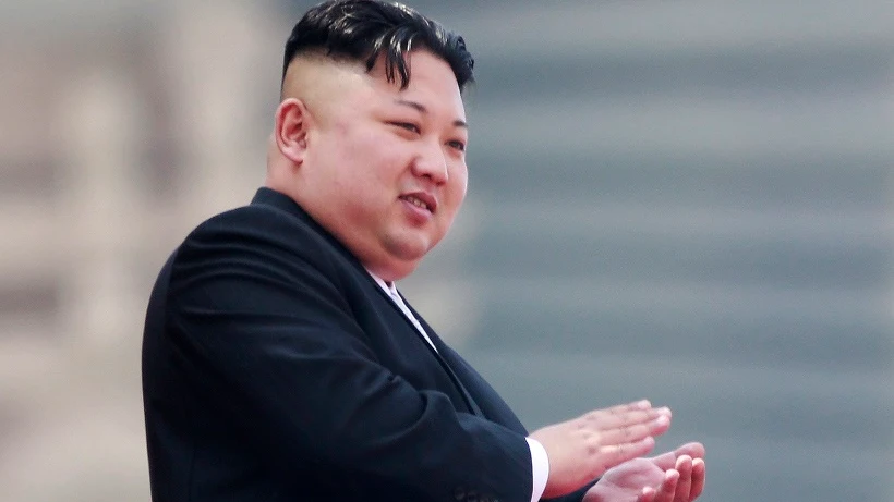 Fotografía de archivo que muestra al líder norcoreano Kim Jong-un mientras aplaude desde un balcón durante un desfile