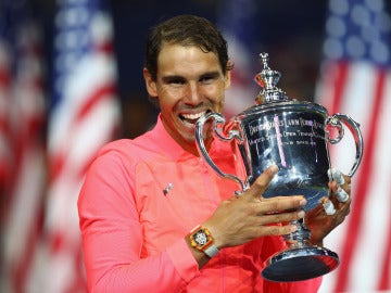 Rafa Nadal muerde su 16º Grand Slam, el trofeo de campeón del US Open Rafa Nadal muerde su 16º Grand Slam, el trofeo de campeón del US Open