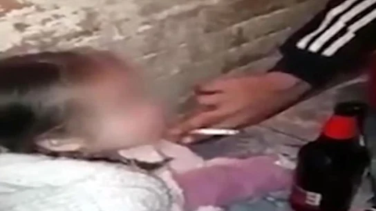 Unos padres obligando a fumar a su hija Unos padres obligando a fumar a su hija