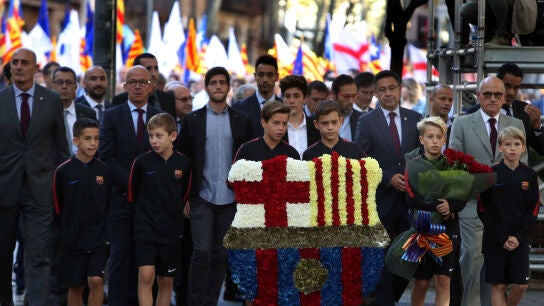 El Bar&ccedil;a, en la ofrenda floral al monumento a Rafael Casanova por la Diada