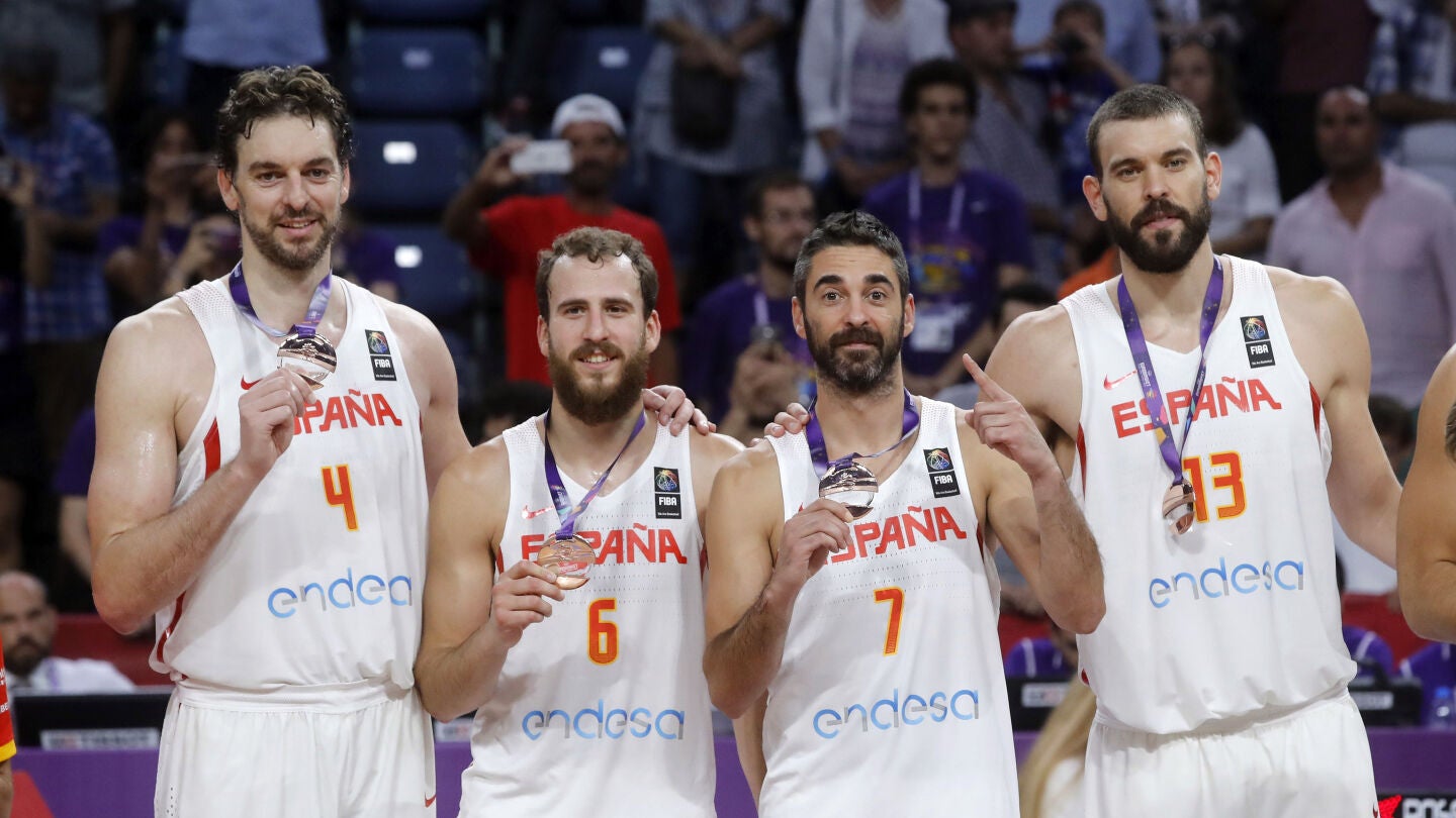 Los Gasol, Sergio Rodr&iacute;guez y Navarro posan con el bronce del Eurobasket