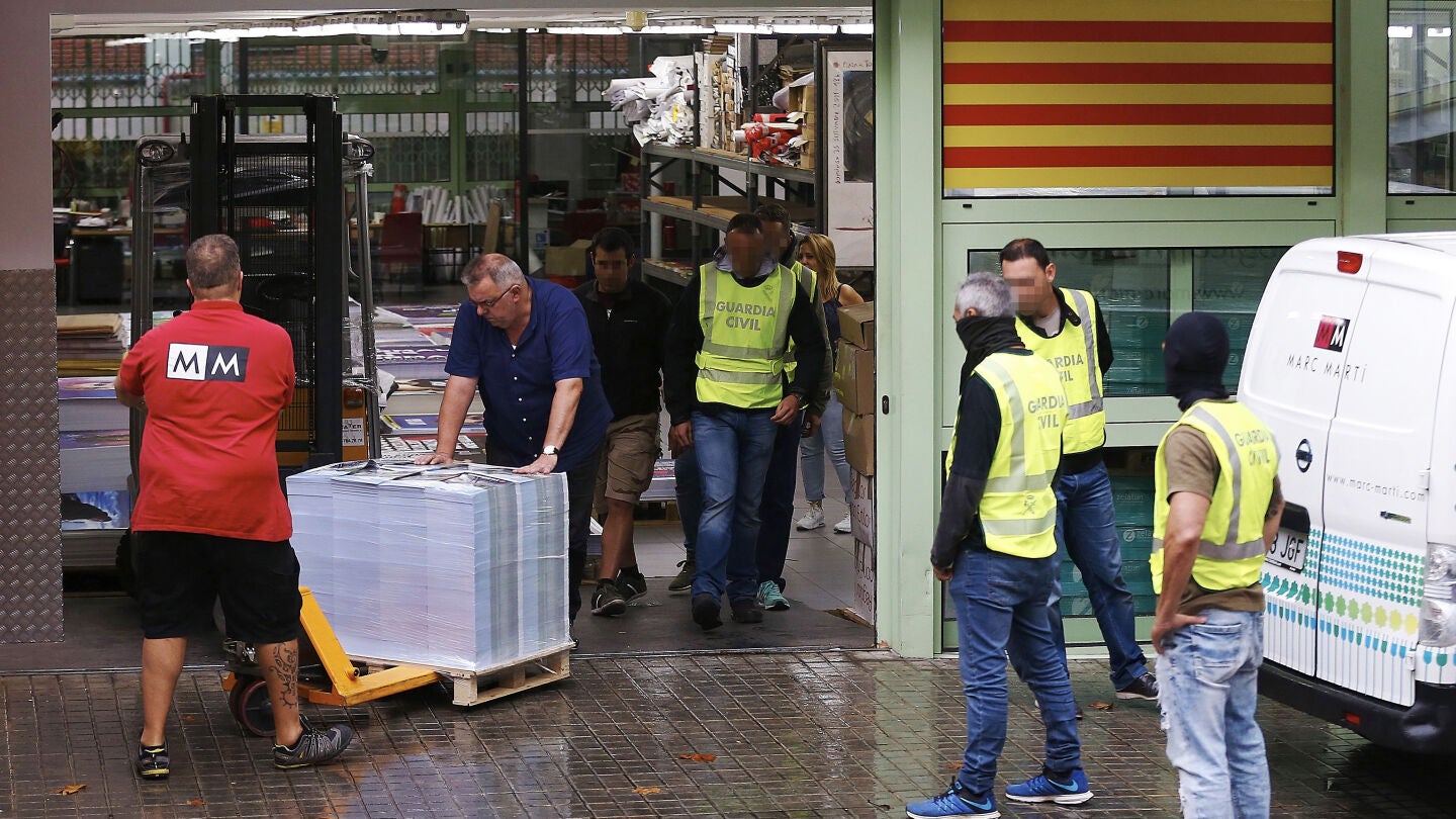 Imagen de la Guardia Civil durante la intervenci&oacute;n de carteles de publicidad del refer&eacute;ndum del 1 de octubre en una nave industrial de Catalu&ntilde;a